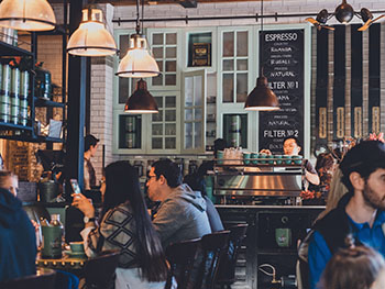 Nachhallzeit reduzieren im Restaurant oder Cafe